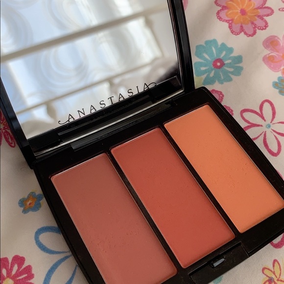 High end makeup lot - Picture 4 of 9